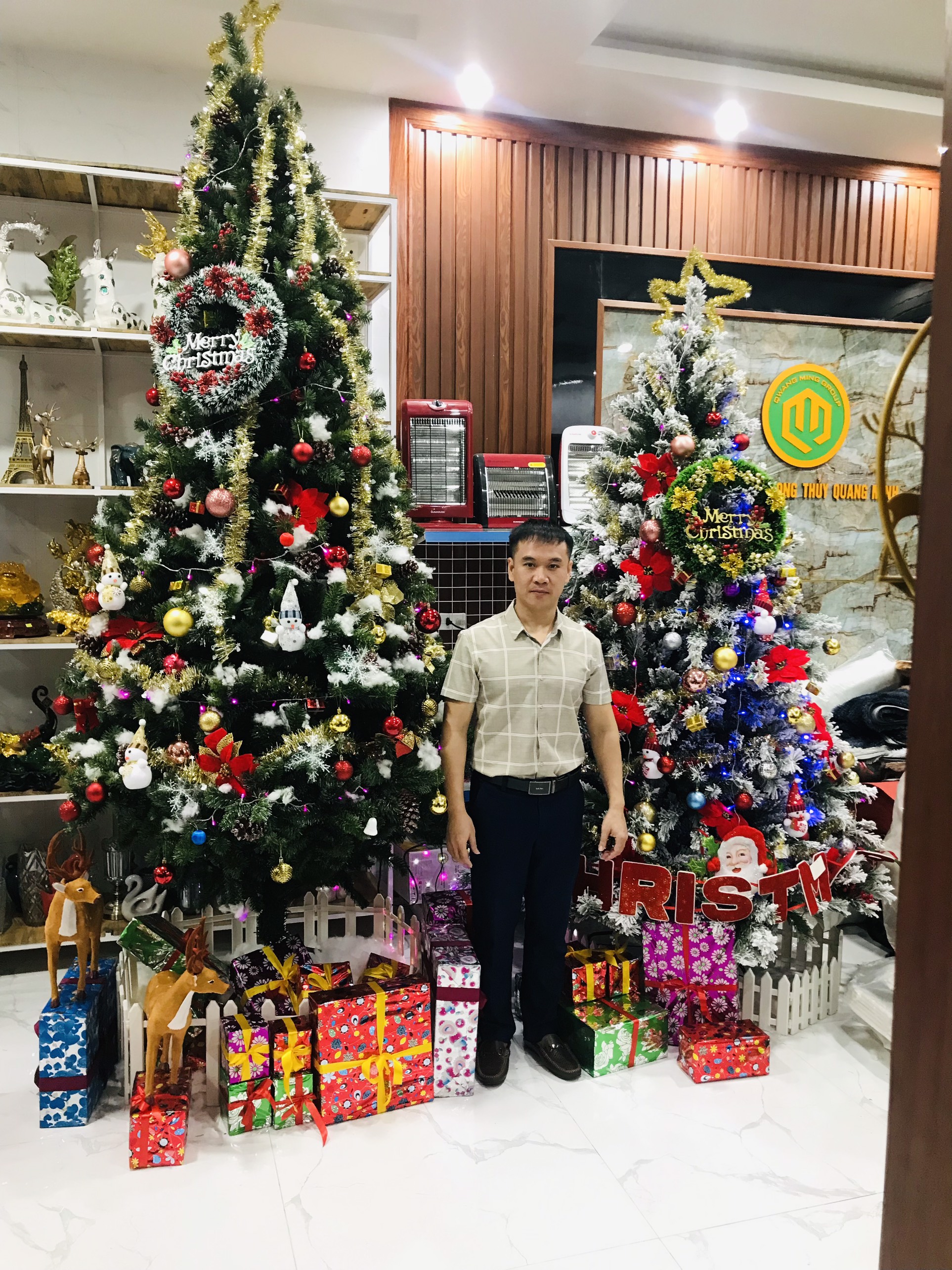 Cửa hàng mua bán cây thông noel quà tặng trang trí Giáng Sinh
