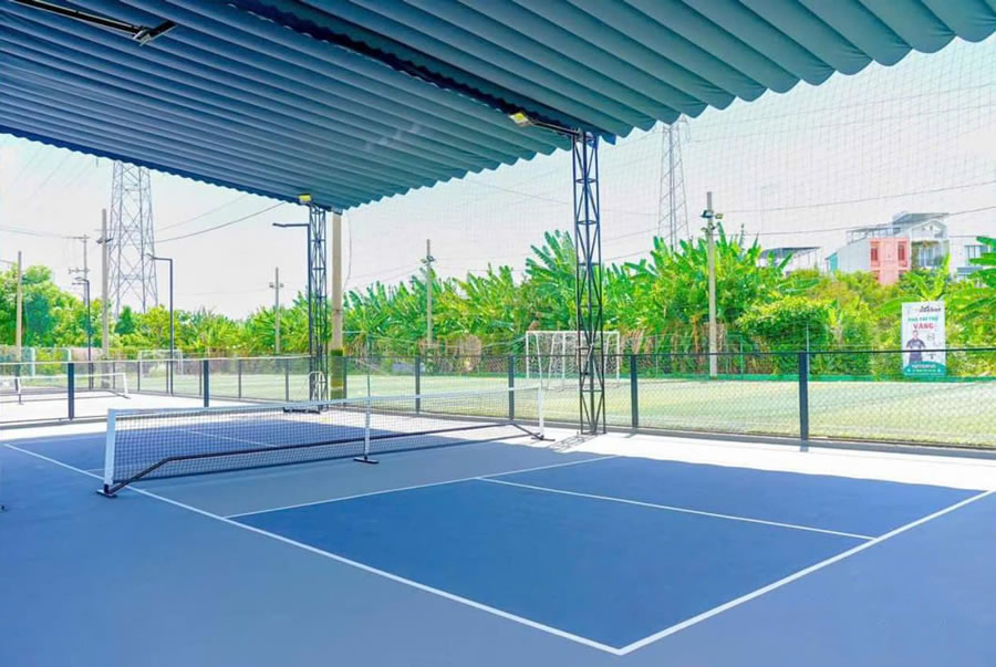 Thi công kết cấu thép mái xếp di động sân thể thao pickleball