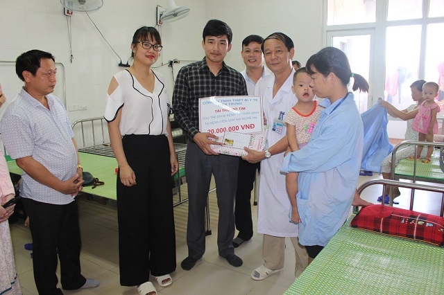 Công ty TNHH Thiết bị Y tế Miền Trung thăm và tặng quà cho trẻ em nghèo tại Bệnh viện Sản Nhi Nghệ An
