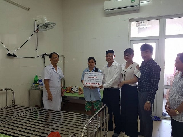 Công ty TNHH Thiết bị Y tế Miền Trung thăm và tặng quà cho trẻ em nghèo tại Bệnh viện Sản Nhi Nghệ An