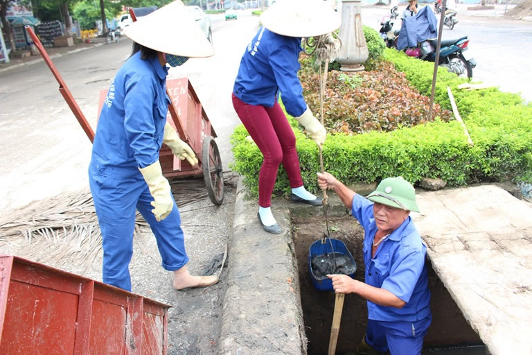 Nạo v&eacute;t th&ocirc;ng tắc cống hố ga tại TP Vinh Nghệ An