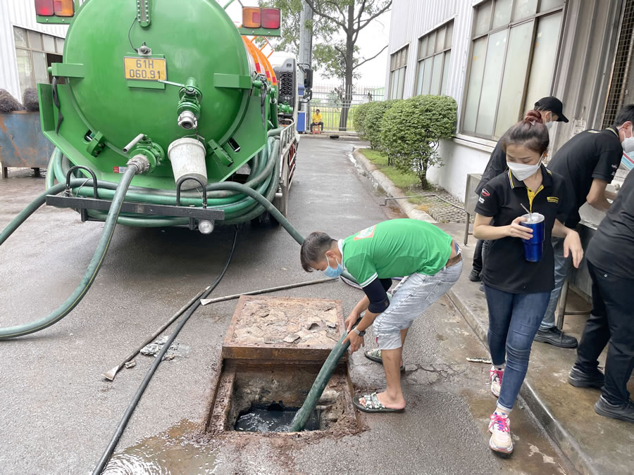 Nạo v&eacute;t th&ocirc;ng tắc cống hố ga tại TP Vinh Nghệ An